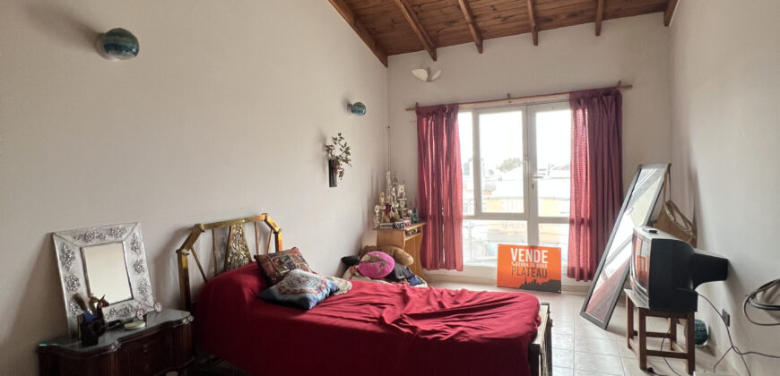 Amplio Triplex con Patio